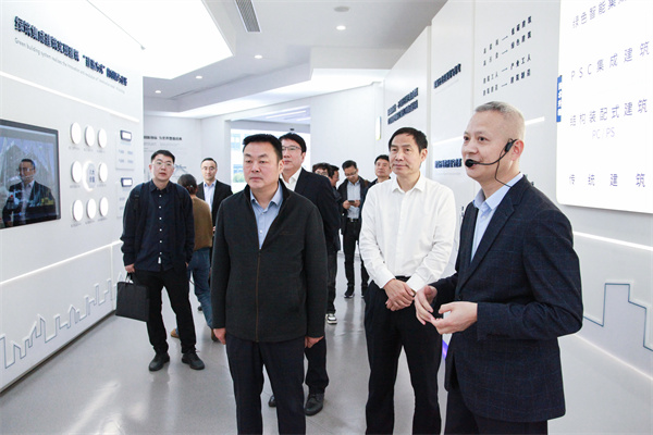 參觀(guān)綠筑展廳.jpg