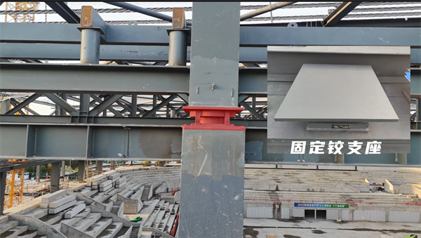 桁架兩端通過(guò)箱體連接于框架柱頂的成品固定鉸支座上方.png