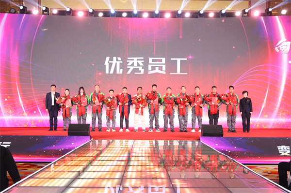 02集團總裁助理黃幼仙女士、江志國先生為優(yōu)秀員工（第二批）獲得者頒獎.jpg