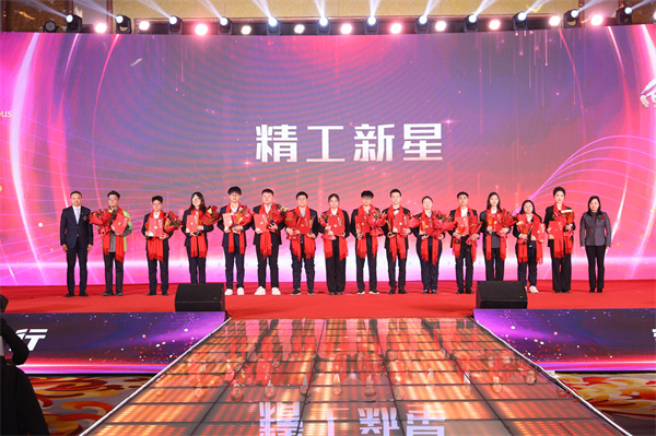 03集團副總裁沈月華女士、齊三六先生為精工新星獲得者頒獎.jpg