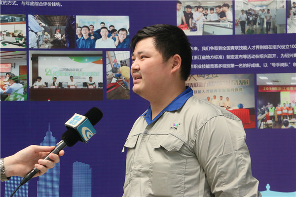 員工接受電視臺采訪(fǎng)_副本.jpg